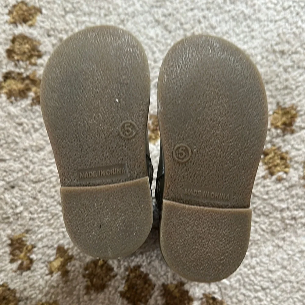 Gap silver metallic ankle booties with bow detail size 5